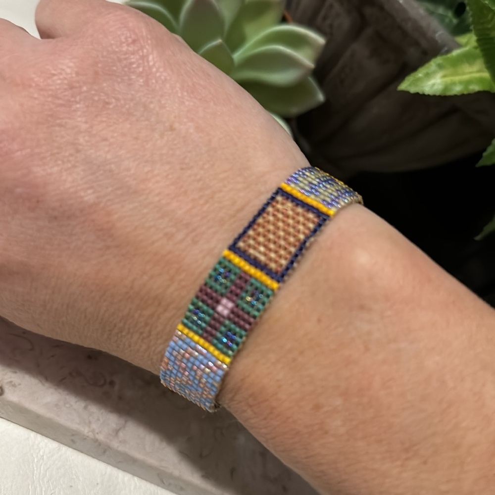 New Handmade Beaded Bracelet-Seed Beads in a Quilt Pattern-Gold Tone Closure - Picture 15 of 16